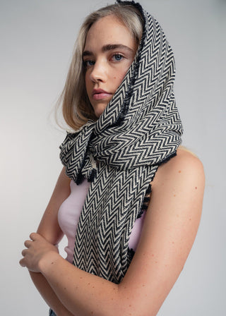 Unisex ultralight scarf in premium cotton with a bold black and ecru duo-color zigzag design.