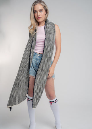 Unisex ultralight scarf in premium cotton with a bold black and ecru duo-color zigzag design.